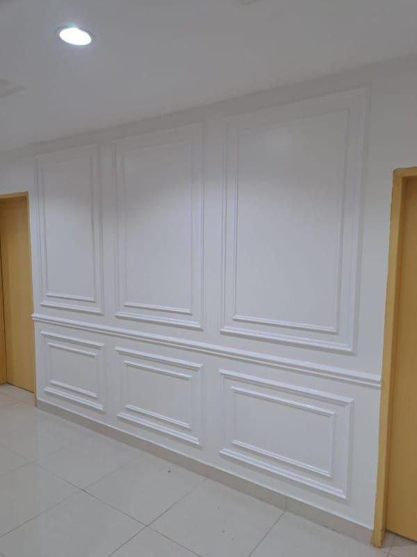 تعمل ديكورات فوم الجدران كعازل للحرارة والصوت، مما يُساعد في الحِفاظ على درجة الحرارة المرغوبة في المساحات الداخلية، وتقليل انتقال الضوضاء من خارج الغرف