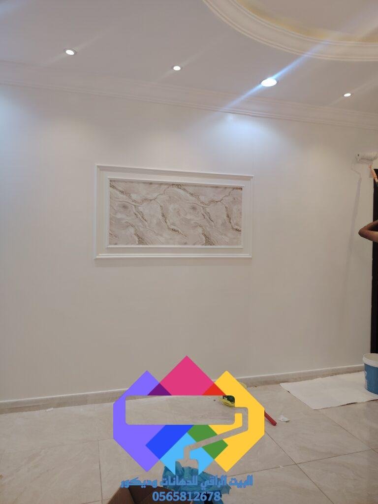 تركيب ديكور فوم جداري بتصاميم مميزة من تنفيذ معلم فوم جدة بخبرة طويلة وجودة عالية.