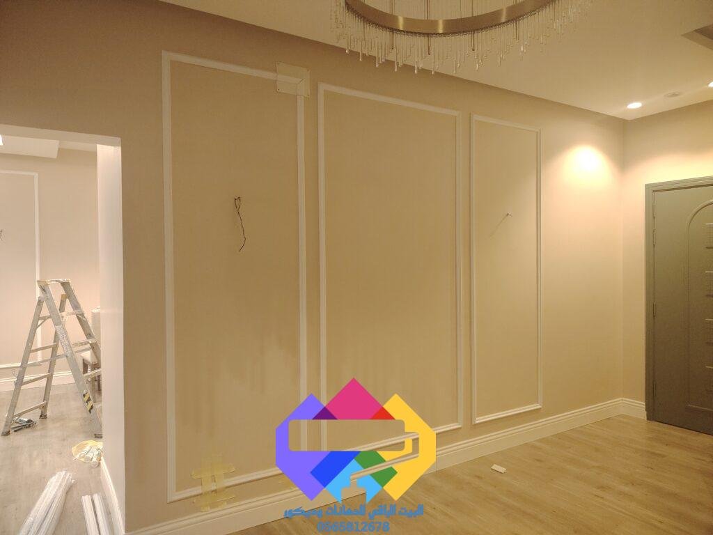 تركيب بانوهات فوم بأسلوب عصري يبرز جمال الجدار ويزيد من فخامة المكان.
