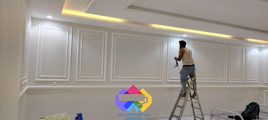 ديكور فوم جداري يجمع بين البساطة والفخامة بأيدي معلم فوم محترف في جدة.
