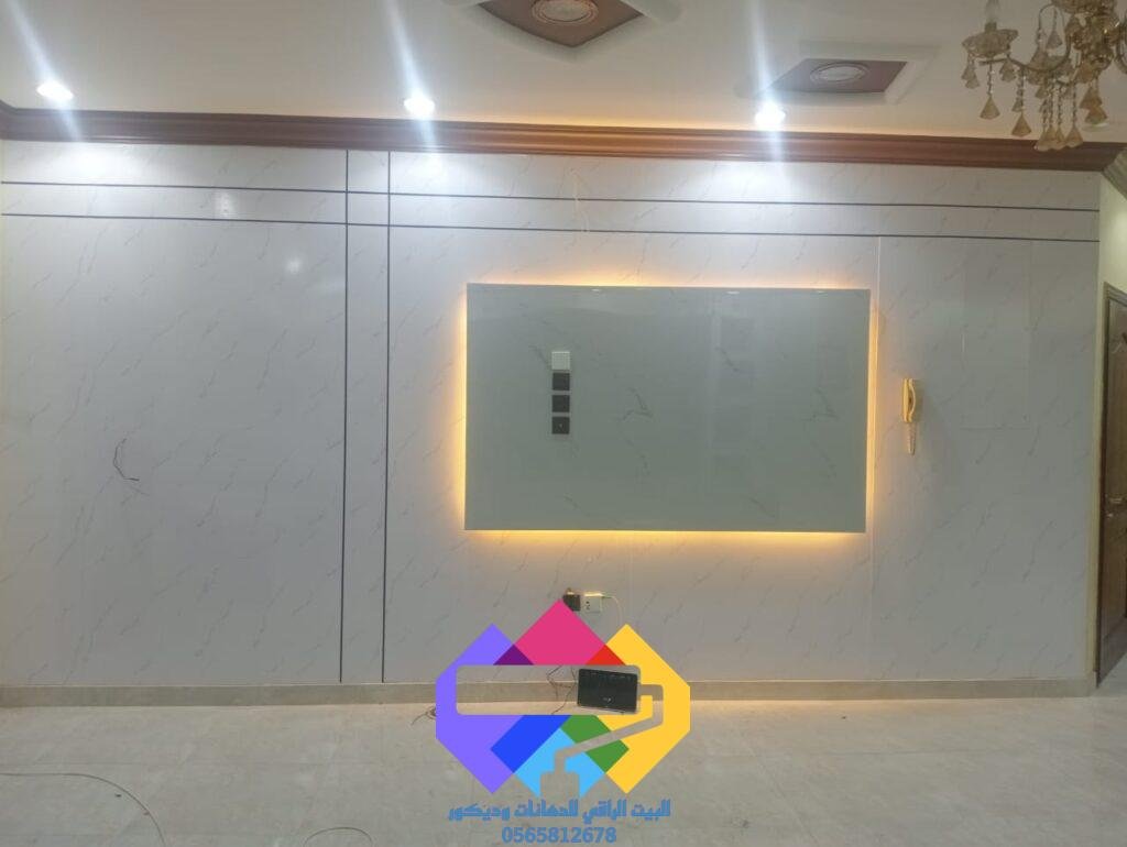 معلم ديكورات شاشات ينفذ تصميم عصري للمساحة
