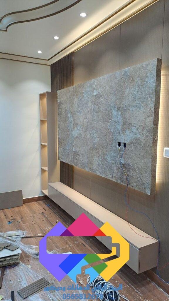 تركيب شاشة تلفزيون عصري على يد معلم متخصص