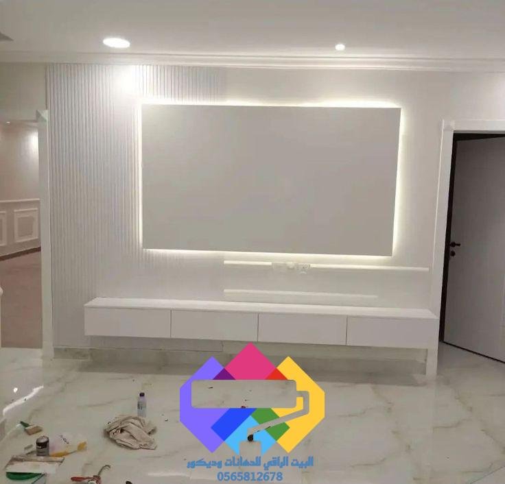 جدار تلفزيون أنيق بتنفيذ معلم محترف
