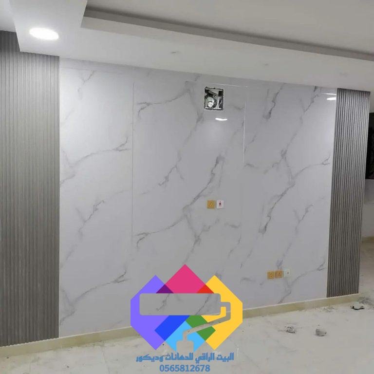 ديكور فاخر لشاشة مثبتة على حائط من ألواح خشبية عمودية