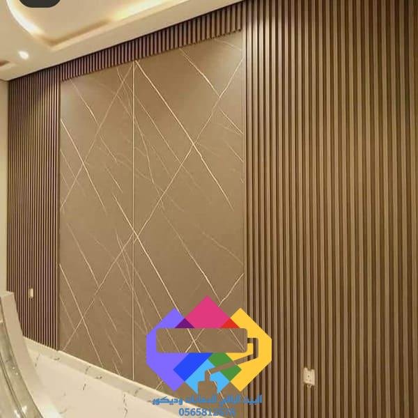 جدار شاشة بتصميم مميز يجمع بين الخشب والرخام.