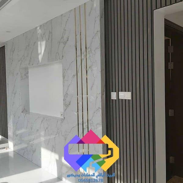 تصميم جدار تلفزيون مع إضاءة مخفية لإبراز ديكور الحائط.