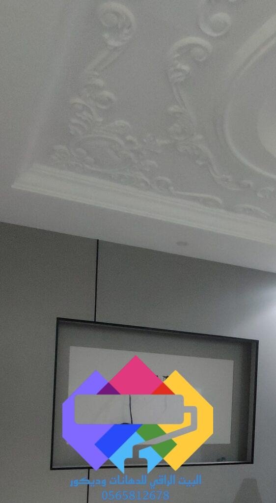 تصميم جدار شاشة تلفزيون جبس بورد مع رفوف جانبية.