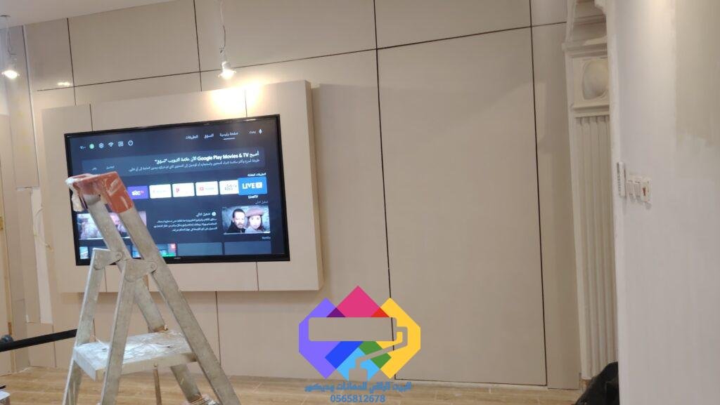 ديكور بسيط لجدار التلفزيون من الرخام الأبيض في صالة استقبال