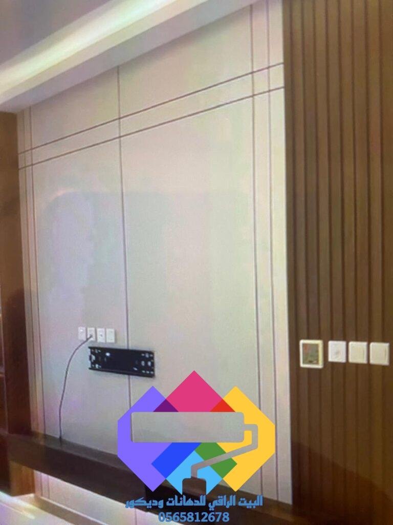 خلفية شاشة بلازما خشبية بتصميم مودرن في صالة منزل.