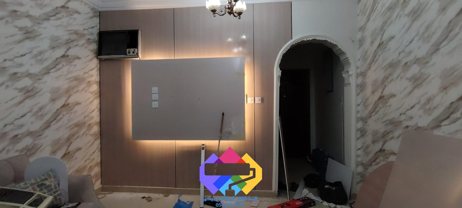 ديكور عصري لشاشة في صالة معيشة مع إضاءة LED خلفية.