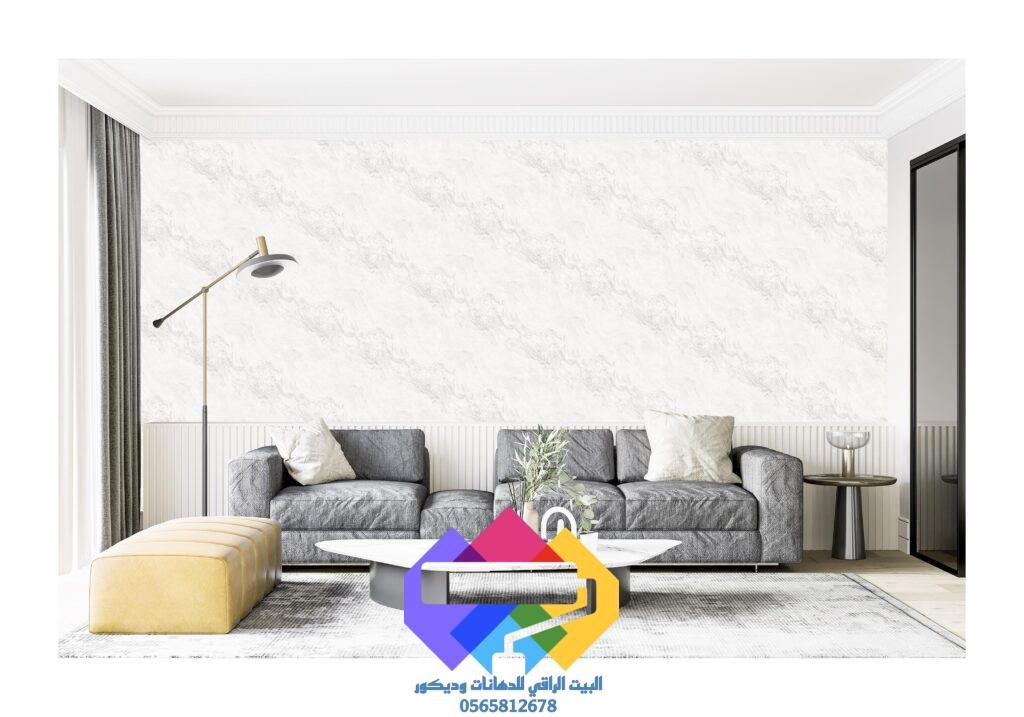 تصميم ورق حائط حديث بلون محايد، ملفوف على سطح أبيض مع انعكاس ضوء النافذة