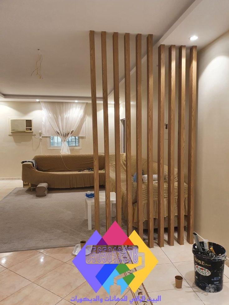 فني بارتشن في جدة يركب فواصل ديكور خشبية أنيقة