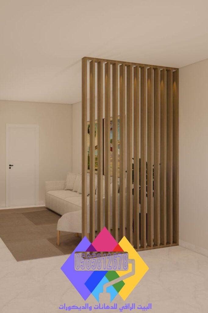 معلم بارتشن جدة أثناء تنفيذ فواصل داخلية بتصميم حديث