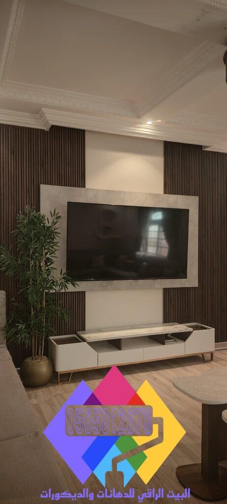 فكرة لتصميم جدار خلف الشاشة: لمسة فخامة لغرفة المعيشة