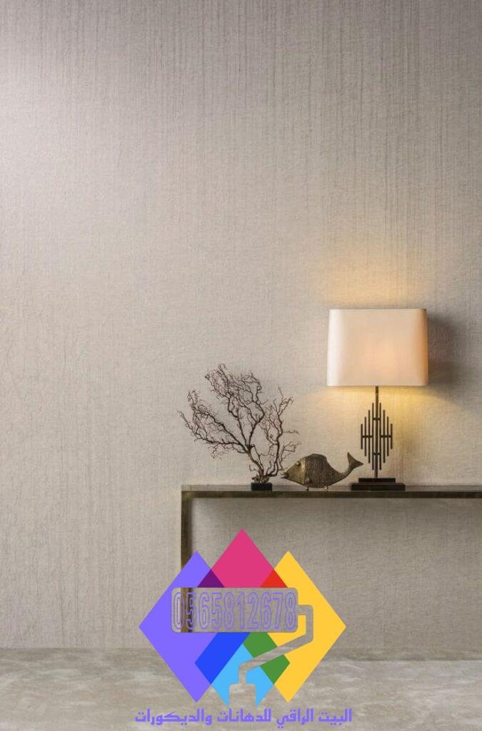 تصميم ورق حائط ساده باللون الأزرق السماوي لغرفة الأطفال.