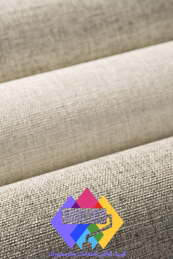 ورق حائط ساده بلون أخضر فاتح لإضفاء جو طبيعي وهادئ.