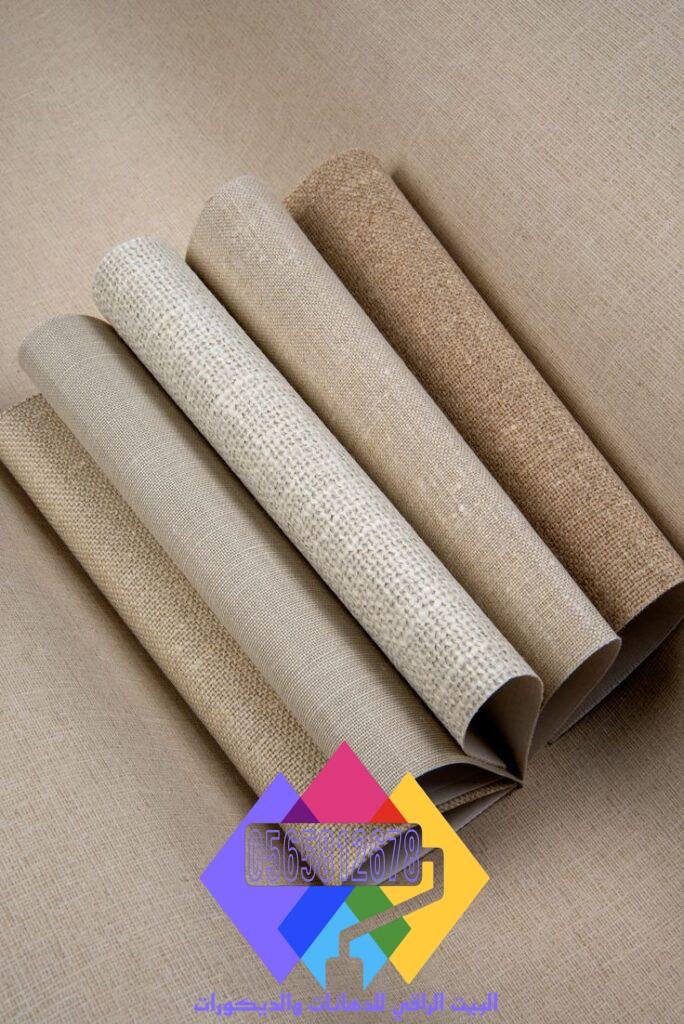 ورق حائط ساده باللون الأصفر الفاتح لإضافة لمسة مشرقة.