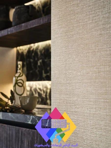 ورق حائط ساده بلون كريمي دافئ لإضفاء جو منزلي مريح