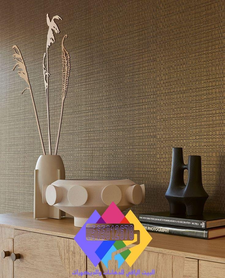 ورق حائط ساده بلون أخضر باهت لغرفة المعيشة العصرية.
