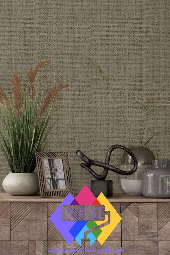 ورق حائط ساده بلون كريمي مع ملمس ناعم لتزيين الجدران.
