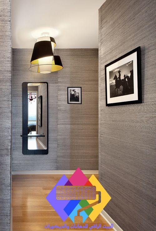 ورق حائط ساده باللون الأخضر الزيتوني لتجديد ديكور الجدار.
