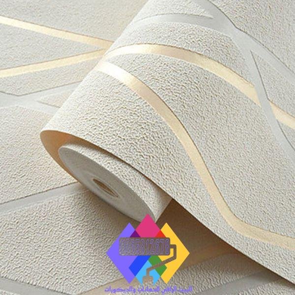 تركيب ورق حائط بنقوش كلاسيكية على يد فني ديكورات