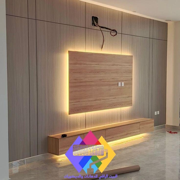 فني ديكورات يثبت ديكور شاشات عصري لغرف الضيوف