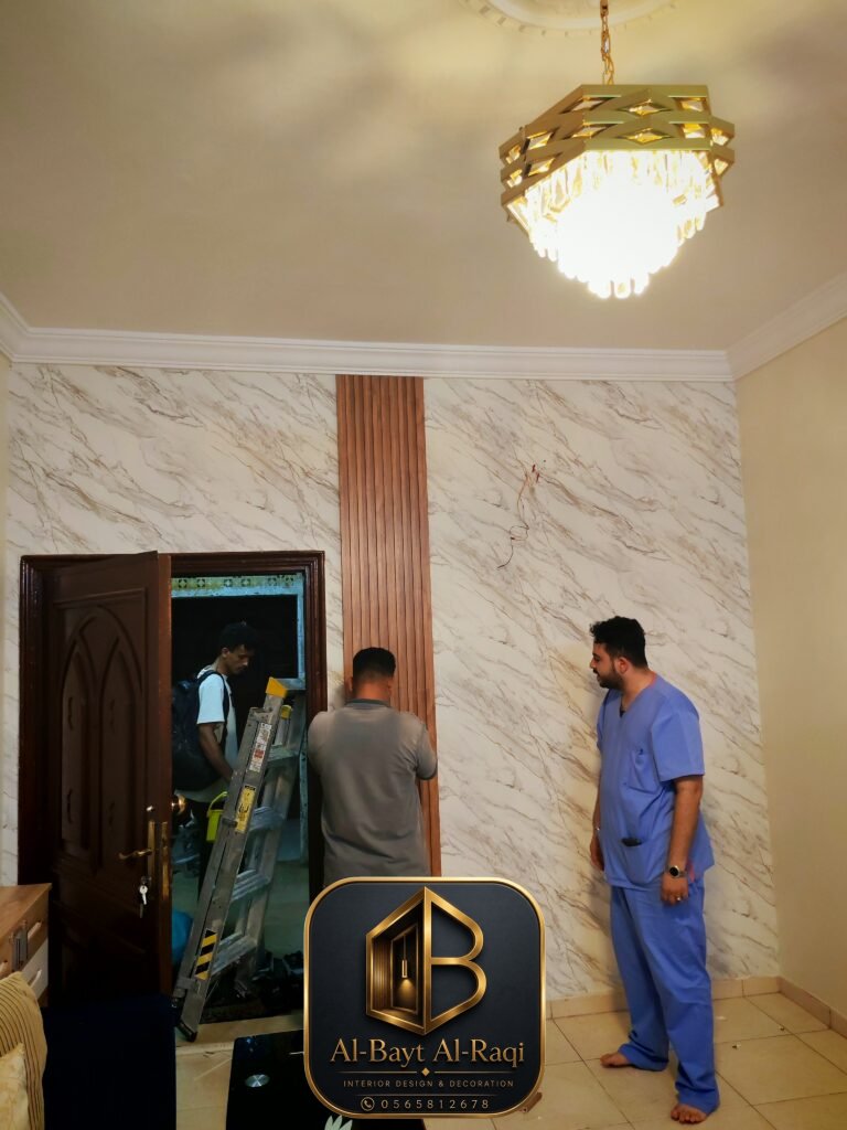 معلم تركيب ورق جدران ضد الرطوبة