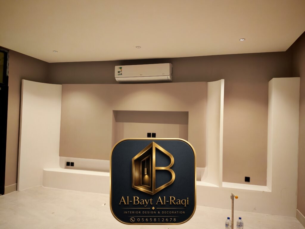 فني تركيب ورق حائط للمكاتب بجدة